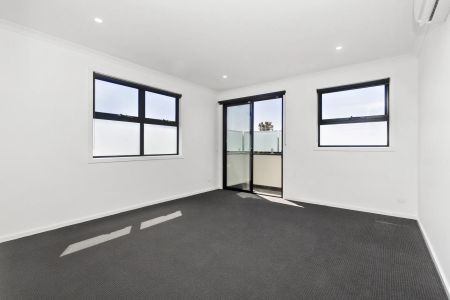 Near New 4 bedroom Townhouse - Photo 3