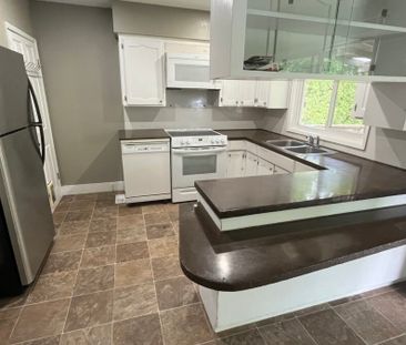 Charming 3 Bedroom Upper - Photo 3