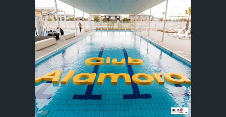 Designer Master Retreat with Ensuite & Gym Access in Tarneit - Photo 2