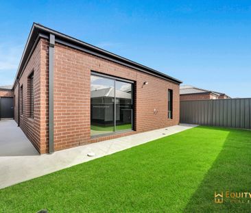 Charming Family Home in Prime Werribee Location! - Photo 5