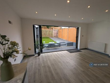 3 bedroom end of terrace house to rent - Photo 3