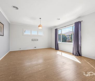 SPACIOUS FAMILY HOME IN PRIME LOCATION - Photo 2