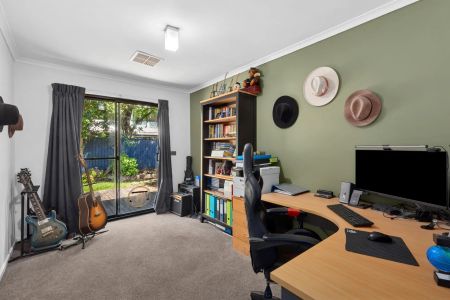 Free standing home on private block - Photo 5