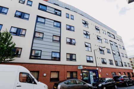 Large Ensuite: Three Bed Flat - Photo 4