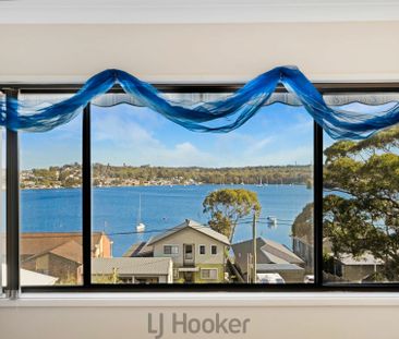 Spacious Family Home with Stunning Lake Views - Photo 5