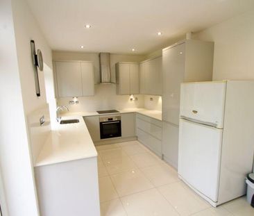 4 bedroom semi-detached house to rent - Photo 2