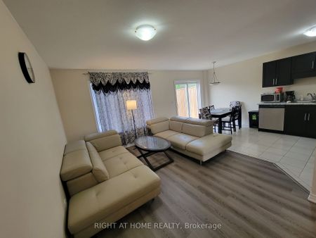 Condo Townhouse For Lease | X7308850 - Photo 3