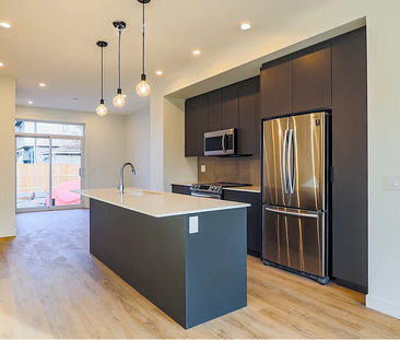 Spacious 3 Bedroom, 2 Bathroom unit minutes from Crowchild Trail SW... - Photo 4