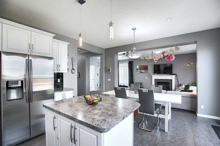 Spacious 4 Bed Home With Dual Primary Bedrooms!! - Photo 4