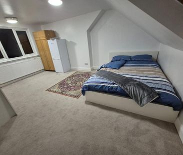 1 bedroom in a house share to rent - Photo 2