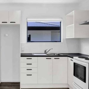 Tidy low maintenance 2 bedroom home with off-street parking - Photo 2