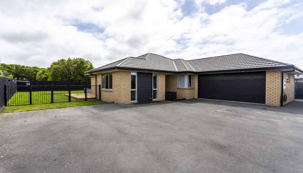 Spacious and private family home! - Photo 1