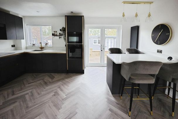 4 bedroom detached house to rent - Photo 1