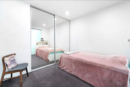 Bright & Stylish One-Bedroom Apartment in Footscray - Photo 2