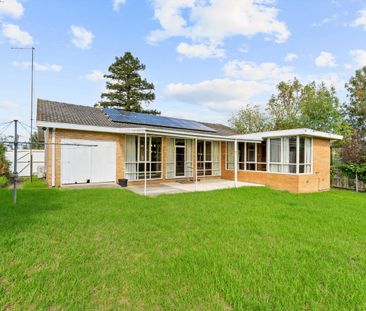 Bright & Spacious 3-Bedroom Family Home - Photo 6