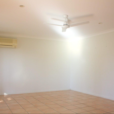 Spacious 4-Bedroom Family Home in Great Neighbourhood - Photo 3