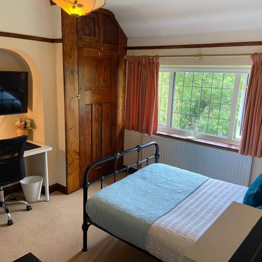 Room 3, Pewley Way, Guildford, GU1 3PX - Photo 1