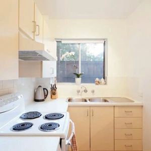 Courtyard One Bedroom - Photo 2