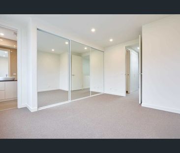 Contemporary Living Opposite Park Reserve – Premium Lifestyle Location - Photo 2