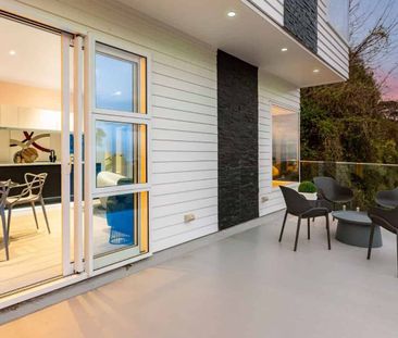 Executive Home with Harbour Views - Photo 4