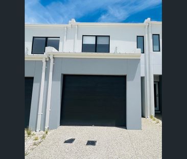 Modern & Stylish Townhouse - Photo 3