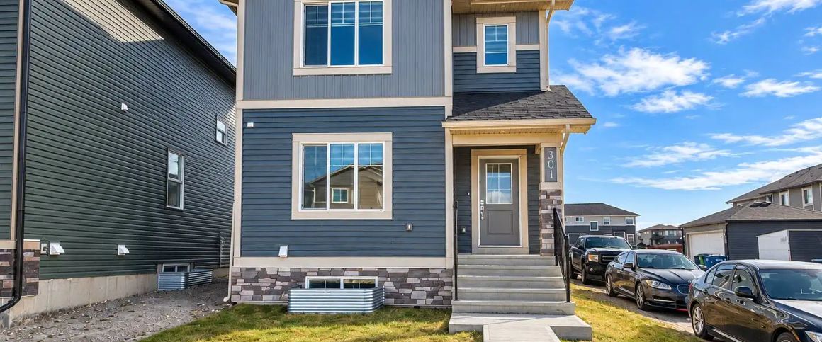 Midtown Airdrie 3 Bed 2.5 Bath Home with Bonus Room w/ Double Garage! — 3 Bedrooms House - Photo 1