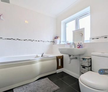 3 bedroom flat to rent - Photo 5