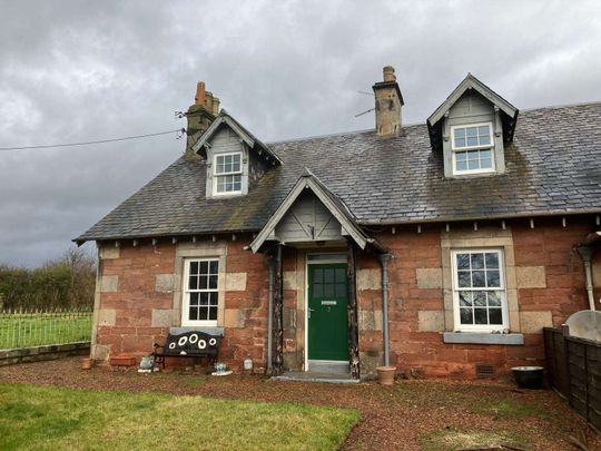 2 Bedroom semi-detached property situated within the grounds of the Wemyss Estate, East Wemyss. Proximity to Kirkcaldy is 5 miles way via the A955 and A921. - Photo 1