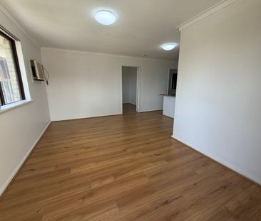 Freshly renovated 2 by 1 unit - Photo 2