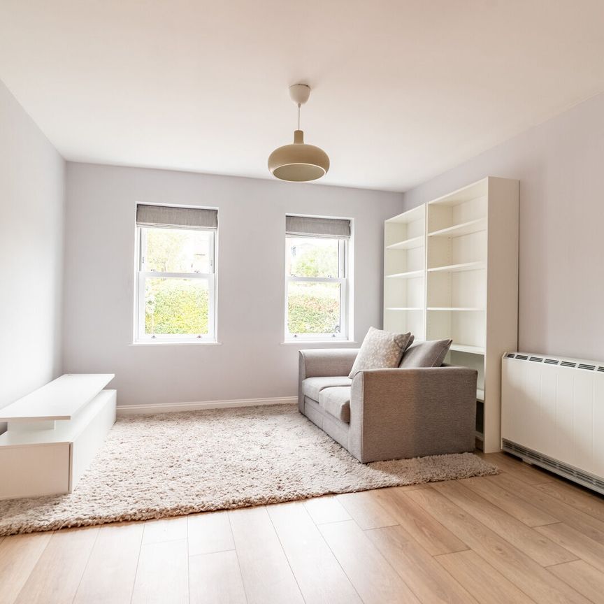 Available part-furnished now - Photo 1