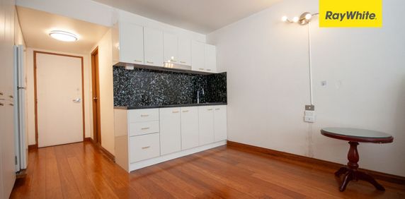 WELL-PRESENTED STUDIO IN CONVENIENT LOCATION - Photo 2