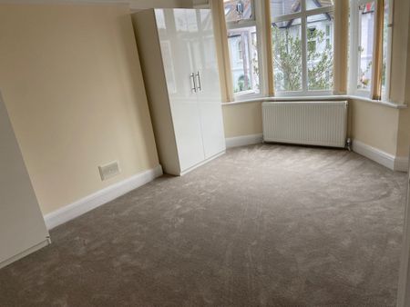 3 Bed Terraced House, Sandringham Avenue, SW20 - Photo 2