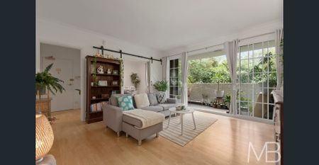 SPACIOUS & BRIGHT APARTMENT - Photo 2