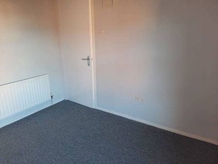 Partly Furnished 2 Bedroom Terrace - Photo 4