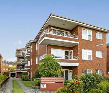Recently Updated Two Bedroom apartment offering coastal lifestyle! - Photo 6