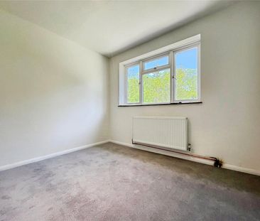 Harpesford Avenue, Virginia Water, Surrey, GU25 4RE - Photo 3
