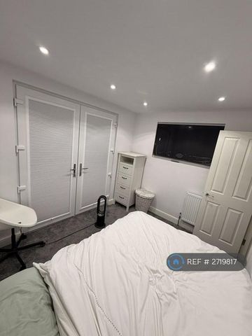 1 bedroom in a house share to rent - Photo 4