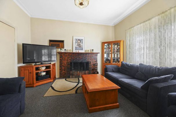 Cosy 3 Bedroom Home With Inner Town Location - Photo 1
