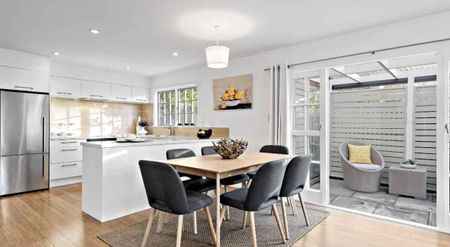 Charming Home on Roslyn Terrace - Photo 2
