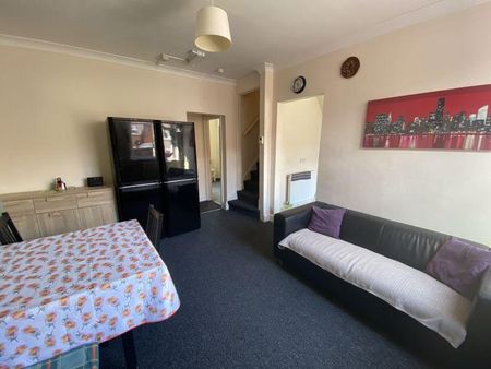 1 bedroom in a house share to rent - Photo 2