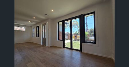 Modern Luxury Meets Thornbury Convenience – Brand New 3-Bedroom Townhouse - Photo 2