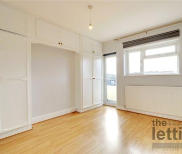 4 bedroom semi-detached house to rent - Photo 2