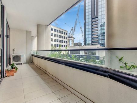 One step to all facilities! 2-bedroom apartment in the heart of South Yarra for lease! - Photo 3