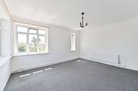 3 bedroom flat to rent - Photo 4