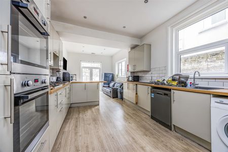 House - Terraced For Rent 59 Waverley Road, Southsea - Photo 2