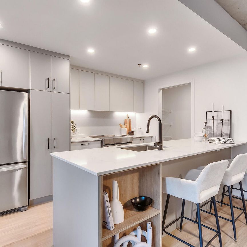 240 Rue Notre-Dame O, Montréal, QC - Photo 1