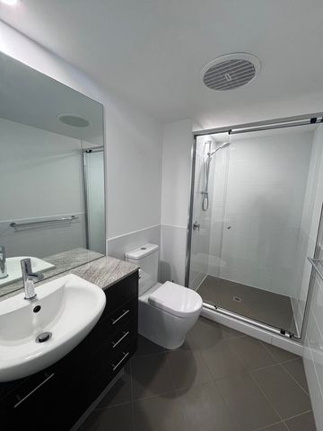 Renovated 2-bedroom, 2-bathroom Semi-furnished Apartment - Photo 3