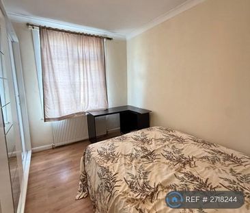 4 bedroom semi-detached house to rent - Photo 4