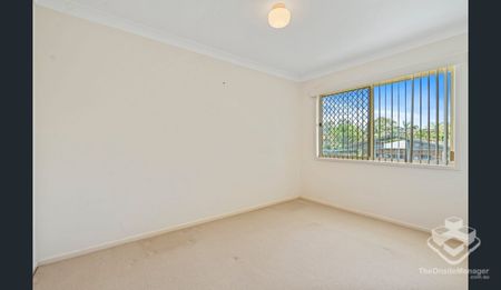 Family Home for Rent in Thorneside - Photo 2