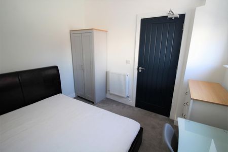 House - Terraced For Rent Fawcett Road, Southsea - Photo 5